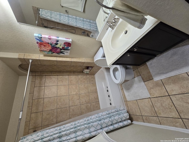 3811 Bacall Way, Converse, TX 78109 - bathroom featuring a textured wall