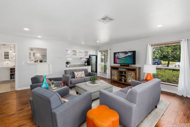 living area featuring visible vents, a wealth of natural light, and recessed lighting