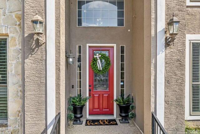 view of exterior entry featuring stucco siding