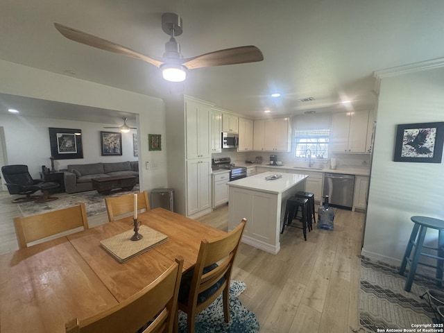dining space featuring recessed lighting, light wood-type flooring, visible vents, and a ceiling fan