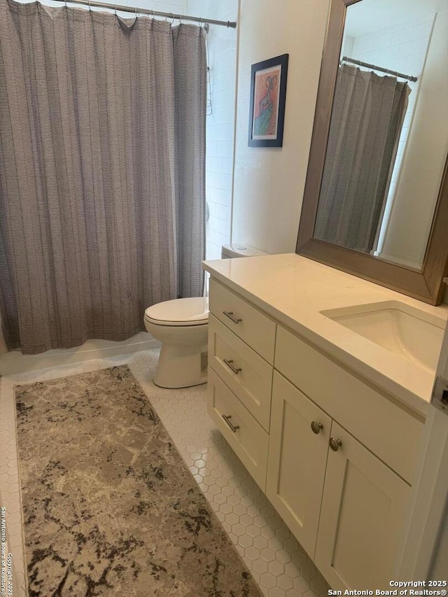 full bathroom featuring vanity, a shower with shower curtain, and toilet