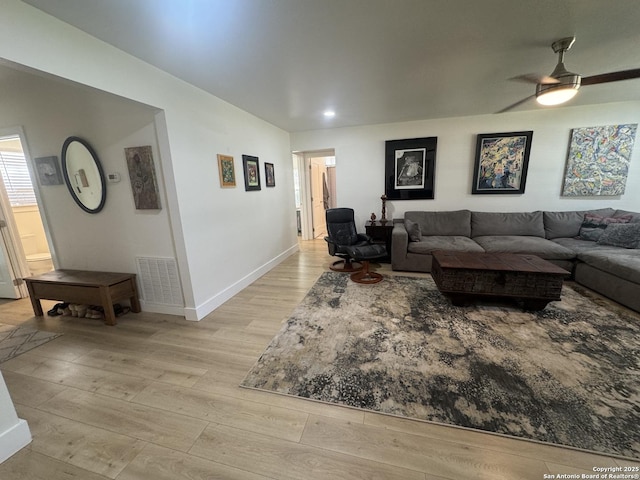 living room with recessed lighting, visible vents, light wood-style floors, baseboards, and ceiling fan