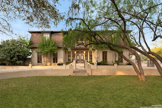 view of front of house featuring a front yard and a fenced front yard