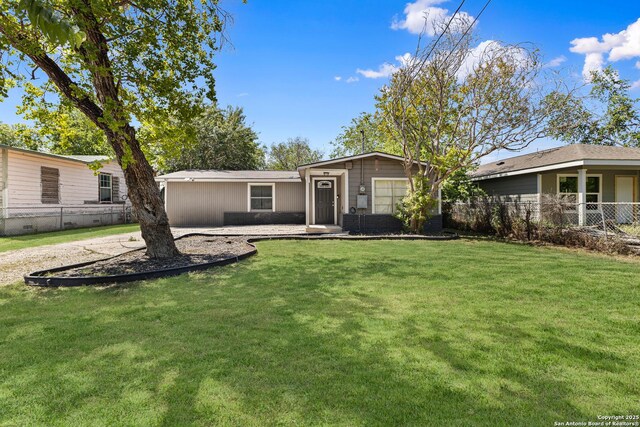 view of front facade featuring fence and a front yard