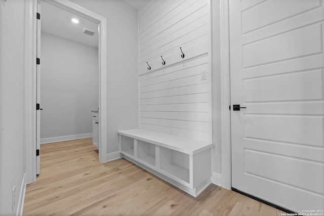 mudroom featuring baseboards, light wood-style floors, visible vents, and recessed lighting