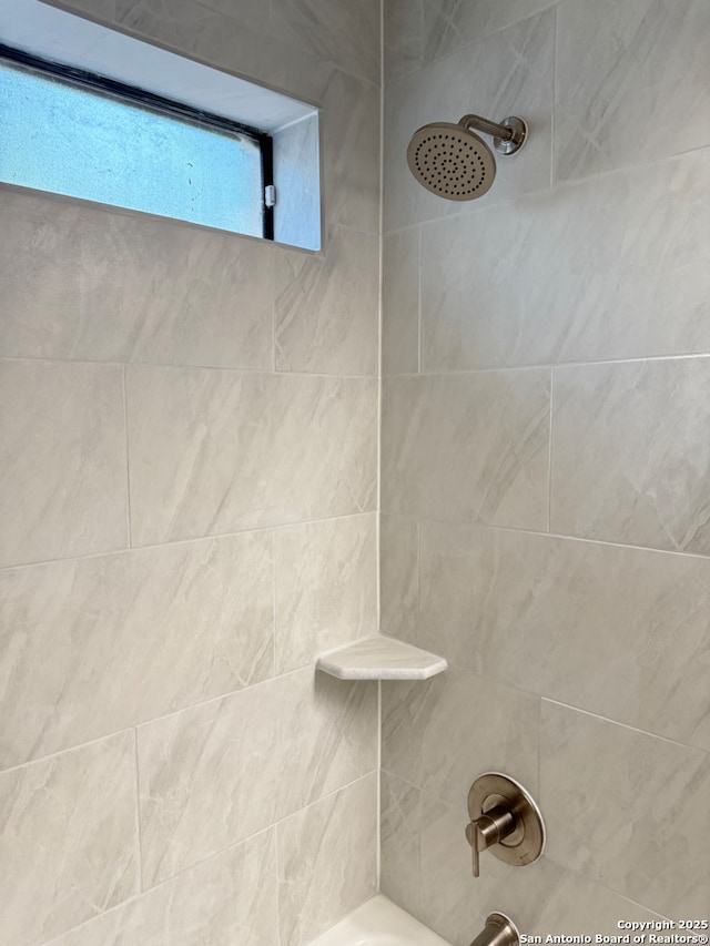 full bathroom featuring tiled shower