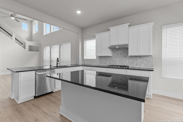 133 Bailey Blf, San Antonio, TX 78253 - kitchen with a peninsula, gas stovetop, under cabinet range hood, dishwasher, and a sink