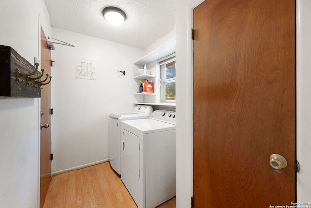 9416 Geronimo Vw, San Antonio, TX 78254 - laundry area with separate washer and dryer, light wood-style flooring, a textured ceiling, and baseboards