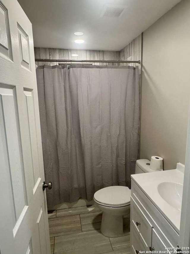 531 Cottonwood, San Antonio, TX 78225 - full bath featuring a shower with curtain, visible vents, vanity, and toilet