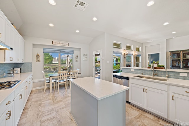 kitchen featuring appliances with stainless steel finishes, tasteful backsplash, a sink, and recessed lighting