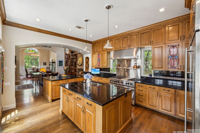 110 Turnberry Way, San Antonio, TX 78230 - kitchen with under cabinet range hood, arched walkways, high quality appliances, a peninsula, and a kitchen island