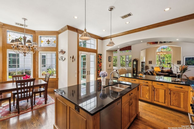 110 Turnberry Way, San Antonio, TX 78230 - kitchen featuring dishwasher, a sink, a chandelier, ornamental molding, and a kitchen island with sink