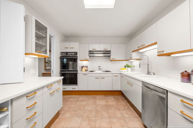 kitchen with under cabinet range hood, stainless steel dishwasher, a sink, dobule oven black, and decorative backsplash