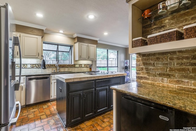 kitchen featuring stainless steel appliances, a sink, backsplash, crown molding, and a kitchen island