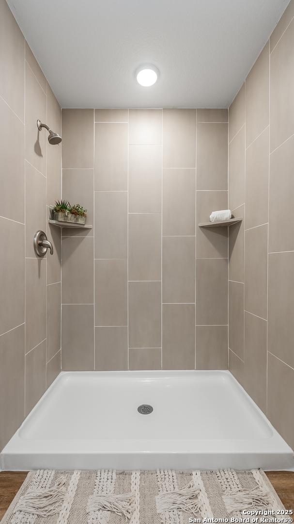 bathroom featuring tiled shower