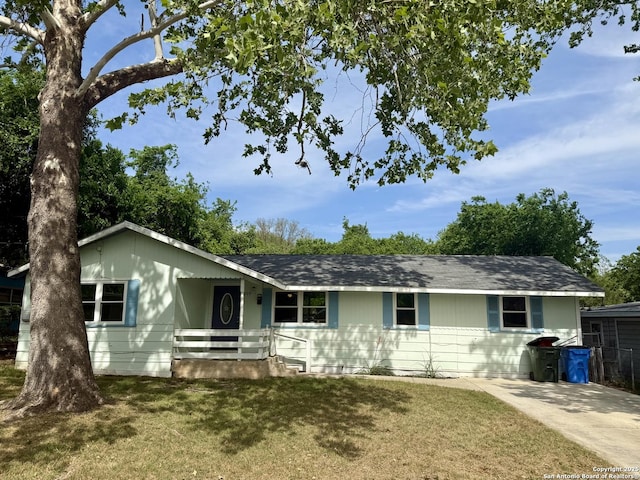 705 Short, Seguin, TX 78155 - ranch-style home with a front lawn
