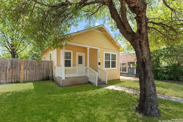 view of front facade with fence and a front lawn
