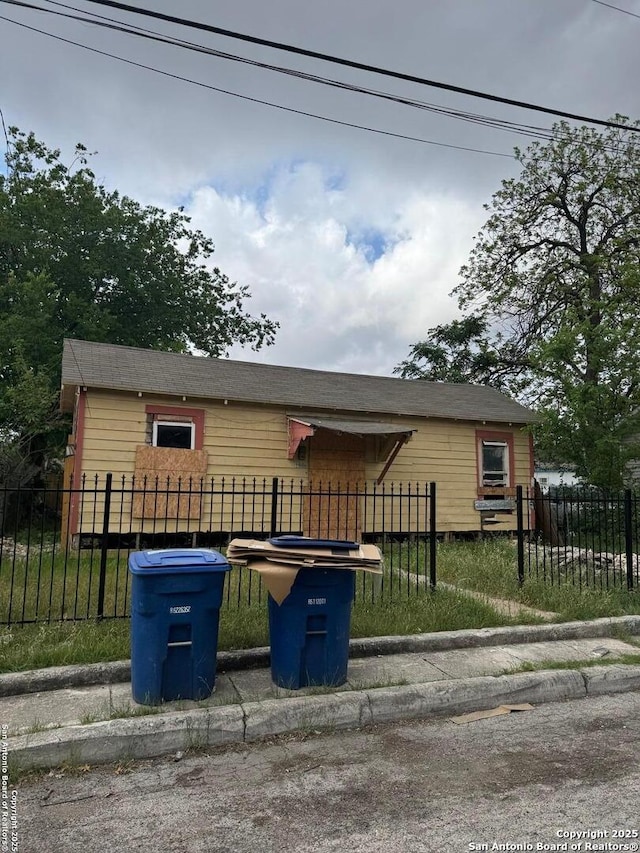view of front facade with a fenced front yard