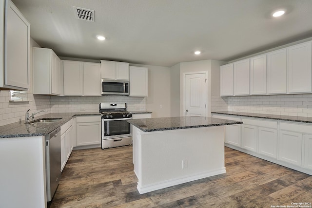12127 Jasper Strm, San Antonio, TX 78245 - kitchen featuring appliances with stainless steel finishes, a sink, tasteful backsplash, dark wood-type flooring, and recessed lighting