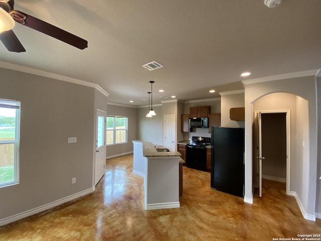 kitchen with baseboards, visible vents, recessed lighting, a ceiling fan, and black appliances