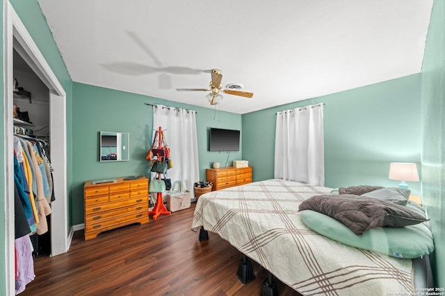 bedroom featuring ceiling fan, wood finished floors, and a closet