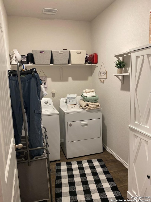 laundry room with laundry area, visible vents, independent washer and dryer, baseboards, and dark wood-style flooring