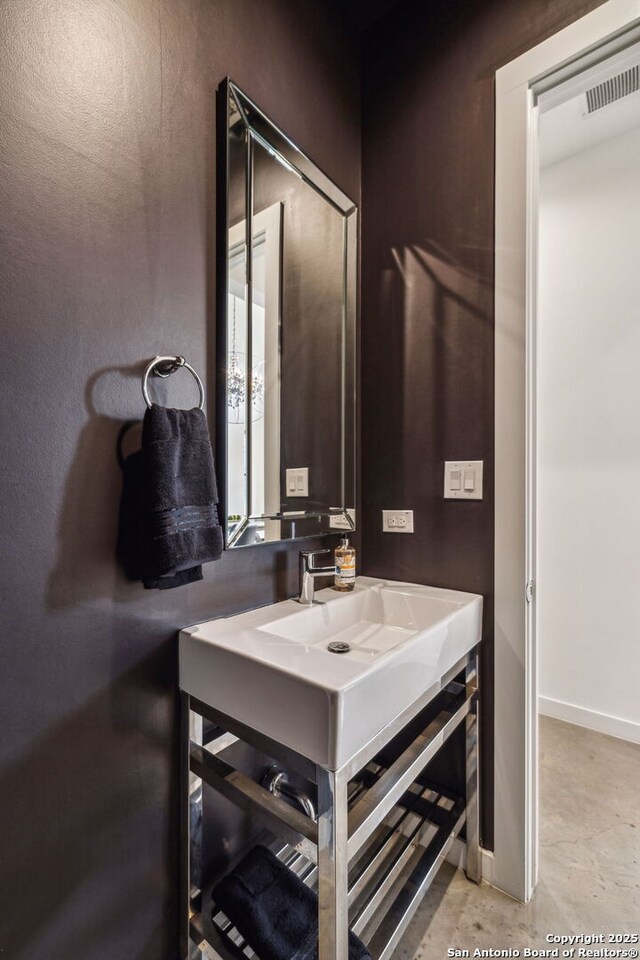 611 Simple Way, San Antonio, TX 78209 - bathroom featuring baseboards and vanity