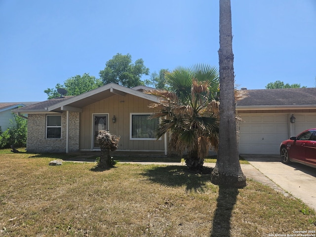 view of front of house featuring an attached garage, a front lawn, and driveway