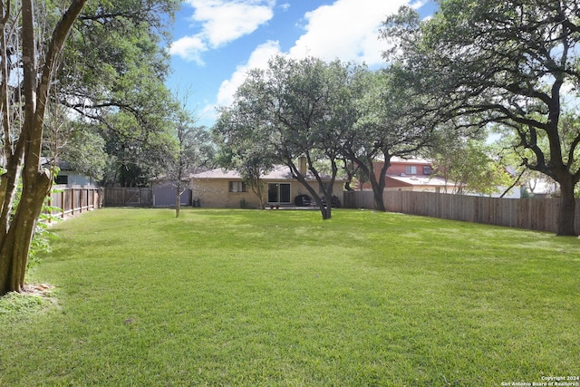 view of yard featuring a fenced backyard