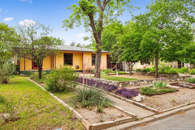 ranch-style home featuring a front yard