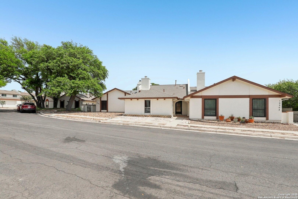 10304 Grand Cir, San Antonio, TX 78239 - ranch-style home featuring a chimney and stucco siding