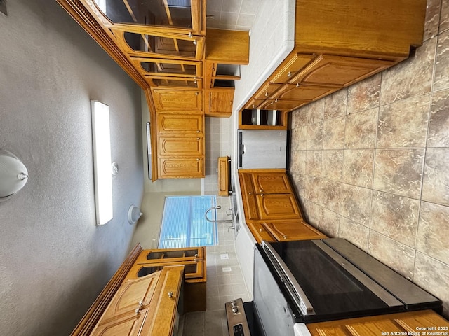 36 Leona Hts, Uvalde, TX 78801 - kitchen featuring a textured wall