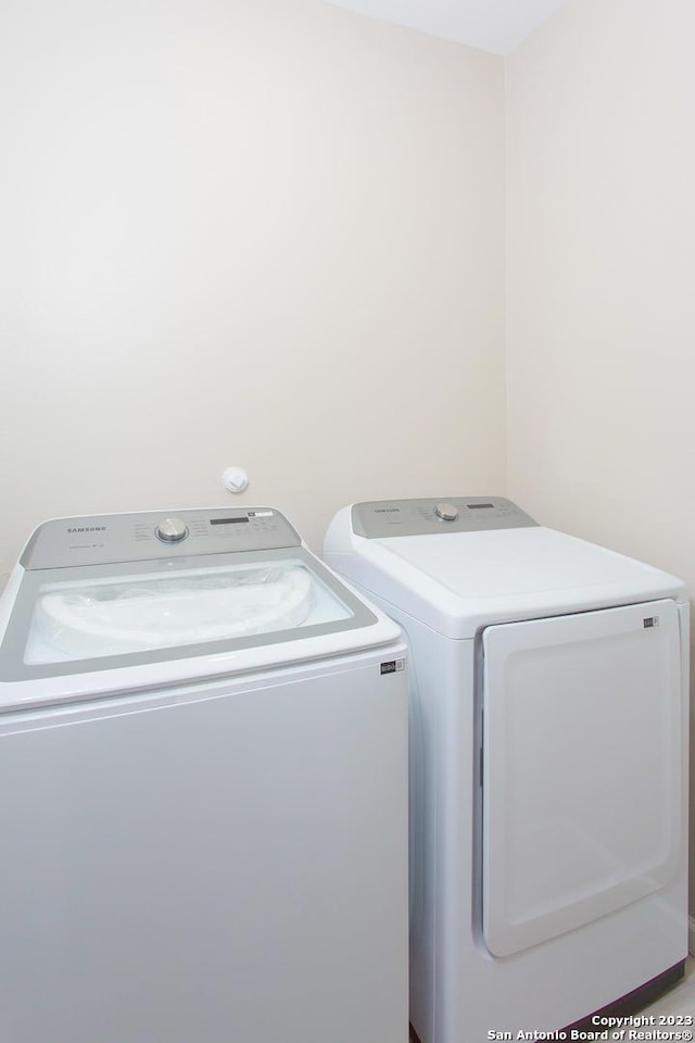 laundry room featuring laundry area and independent washer and dryer