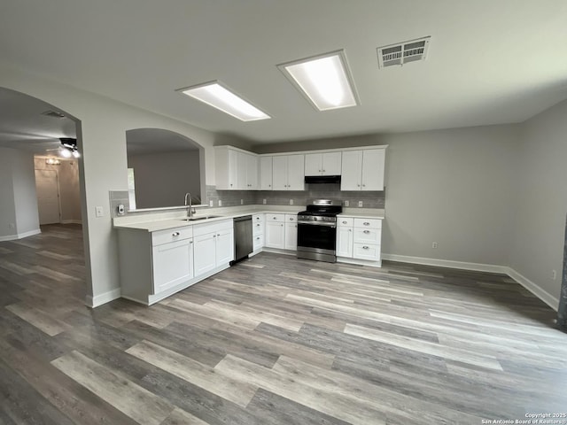 853 Satellite Vw, Round Rock, TX 78665 - kitchen with stainless steel range, dishwasher, a sink, light countertops, and decorative backsplash