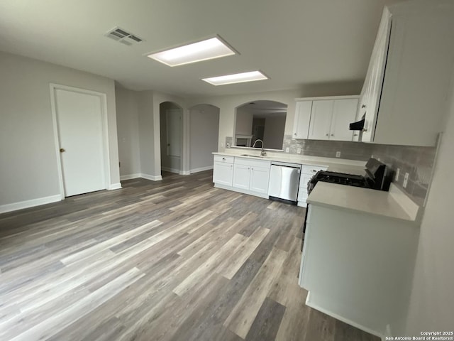 853 Satellite Vw, Round Rock, TX 78665 - kitchen featuring appliances with stainless steel finishes, a sink, arched walkways, and light countertops