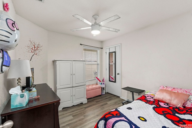 bedroom featuring light wood-style flooring and a ceiling fan