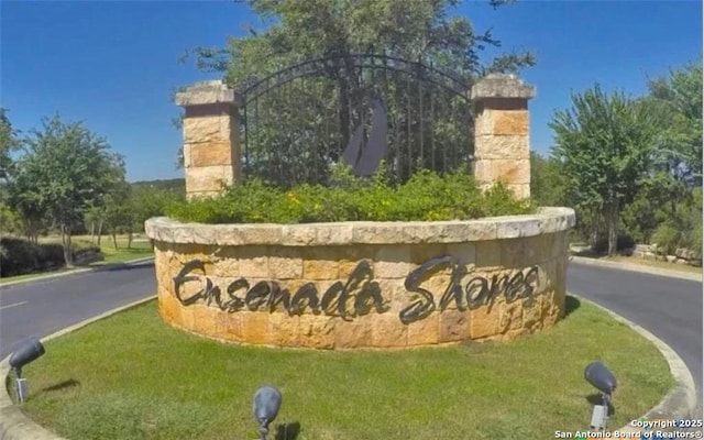 community sign with a lawn