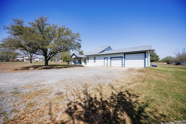 view of front facade featuring an attached garage and driveway