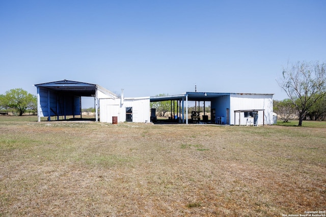 view of pole building featuring a lawn