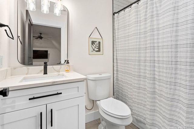 full bathroom featuring toilet, vanity, ceiling fan, and a shower with curtain