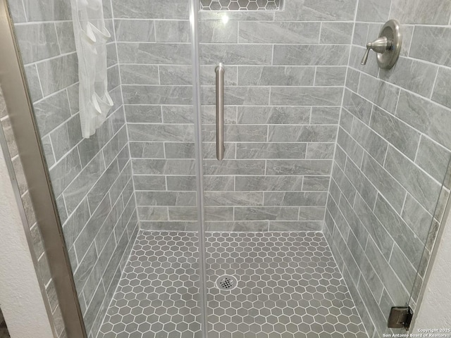 full bathroom featuring a tile shower