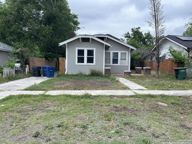 bungalow-style house featuring fence