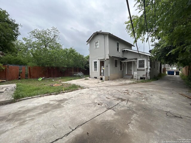 329 Hot Wls, San Antonio, TX 78223 - traditional home featuring a patio and fence