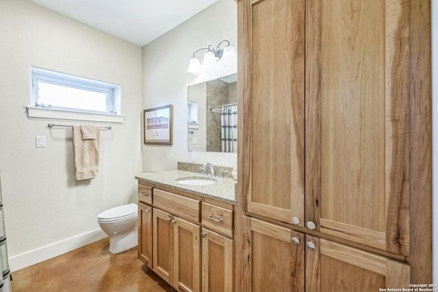 bathroom with baseboards, a shower with shower curtain, toilet, and vanity