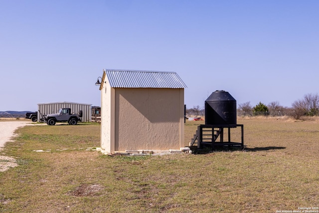 view of outdoor structure featuring an outbuilding