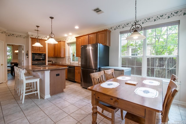 511 Mesa Rdg, San Antonio, TX 78258 - kitchen with a center island, a sink, visible vents, backsplash, and black appliances