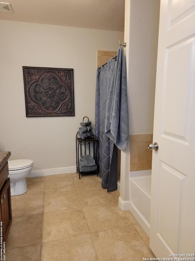 bathroom featuring baseboards, a shower with curtain, vanity, and visible vents