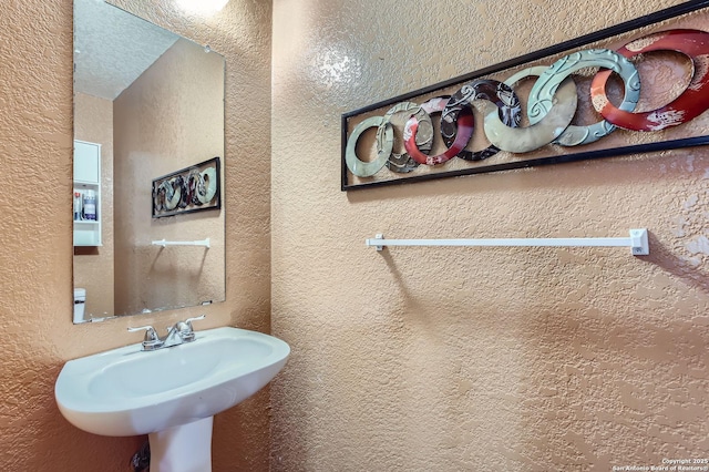 5402 Palamon Farm, San Antonio, TX 78228 - bathroom featuring a textured wall and a sink