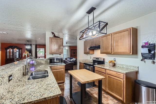 5402 Palamon Farm, San Antonio, TX 78228 - kitchen featuring a peninsula, a sink, a textured ceiling, under cabinet range hood, and appliances with stainless steel finishes
