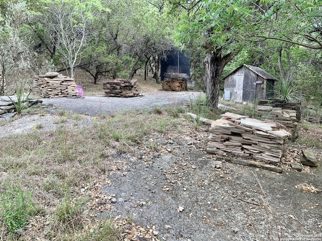 view of yard featuring an outbuilding and a shed